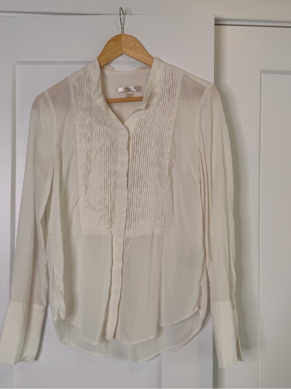 🩷2 for 40-Banana Republic Cream Pintuck Button-Front Blouse